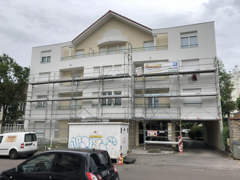 Échafaudage installé sur une façade au 3 rue de Beaune à Dijon