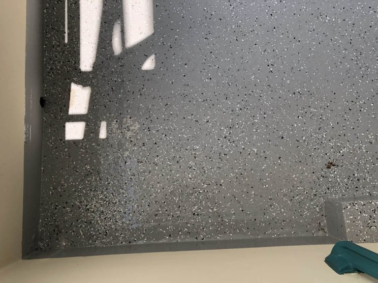 Détail du revêtement gris d’un balcon rénové à Dijon