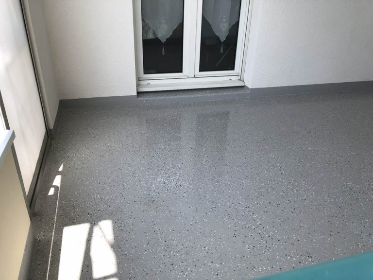 Sol de balcon avec finition grise sur un chantier à Dijon