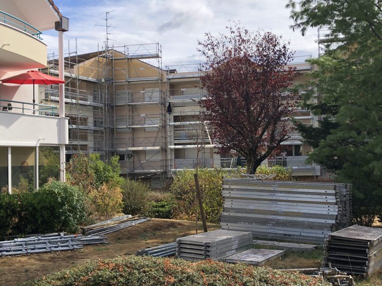 Échafaudage installé pour la rénovation d’une résidence rue de Beaune à Dijon