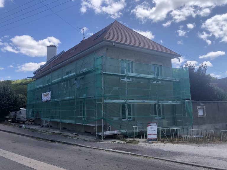 Échafaudage installé pour le ravalement d’une maison à Pont-de-Pany