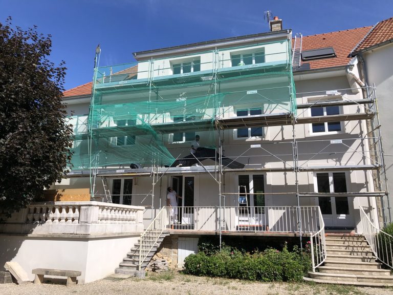 Ravalement de façade en cours sur une maison particulière à Pont-de-Pany