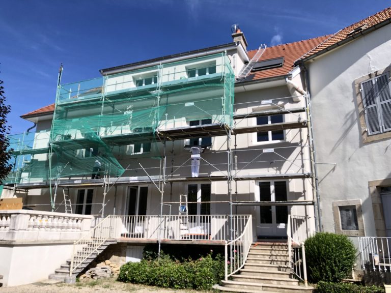 Intervention de ravalement sur la façade d’une maison à Pont-de-Pany