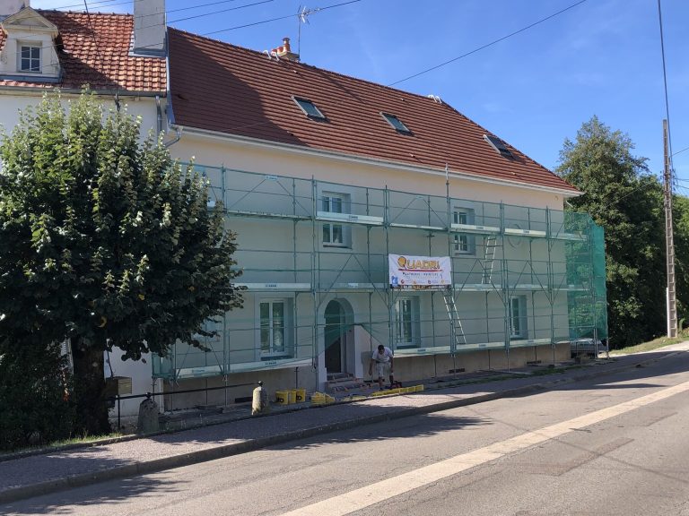 Façade d’une maison à Pont-de-Pany pendant les travaux de ravalement