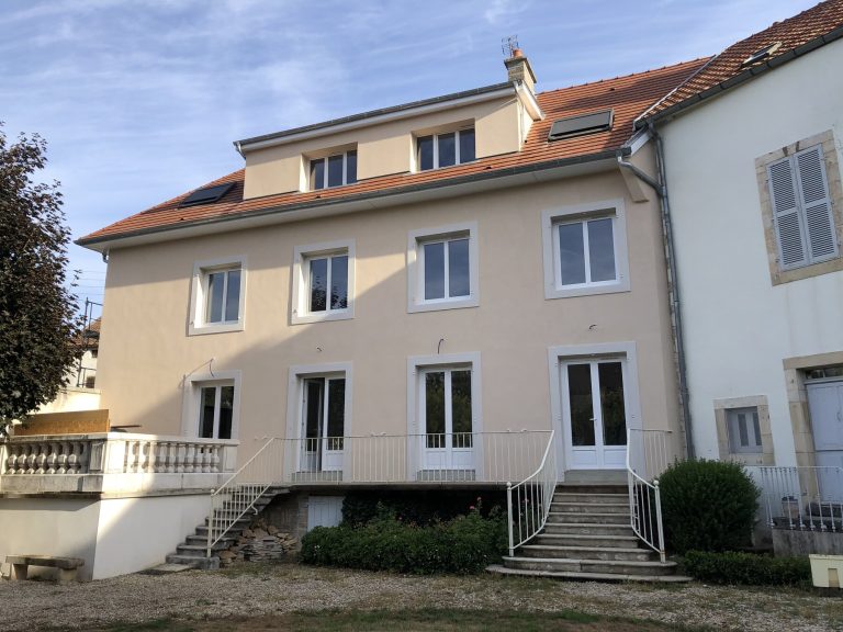 Façade principale rénovée d’une maison particulière à Pont-de-Pany