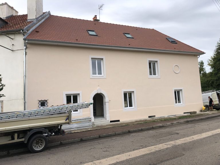 Façade rénovée d’une maison particulière à Pont-de-Pany