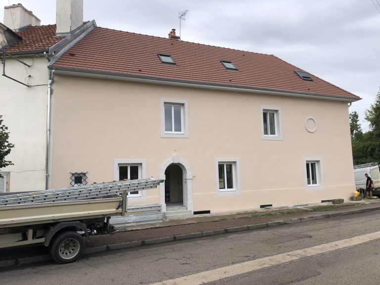 Finition du ravalement de façade d’une maison à Pont-de-Pany