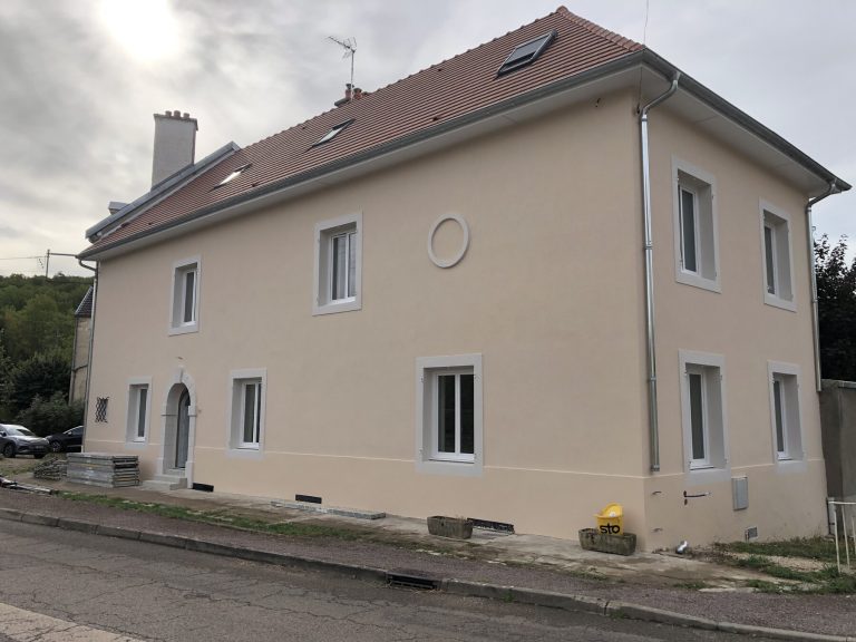 Vue d’angle d’une maison après ravalement de façade à Pont-de-Pany